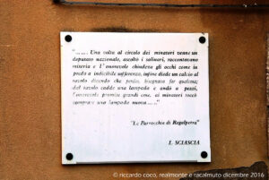 Sulla parete della Lega Zoilfatai Salinai Pensionati un brano tratto da uno dei romanzi di Leonardo Sciascia che diede una rappresentazione letteraria di Racalmuto nella Regalpetra della sua opera d'esordio