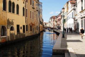 La Fondamenta della Misericordia si trova nel Sestiere di Cannaregio in prossimità della Scuola Grande della Misericordia. Si svolge parallelamente al Rio de la Misericordia, uno dei principali rii di Cannaregio. Leggermente fuori dalle consuete strade maggiormente trafficate di Venezia.