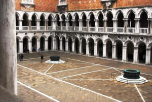 Il cortile interno del palazzo Ducale. Nel cortile ci sono le uniche due “vere da pozzo”, realizzate in fusione di bronzo, esistenti in città.