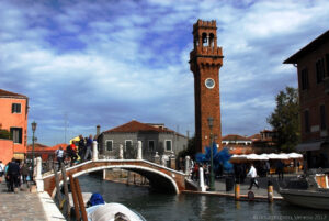 Ponte San Pietro Martire, lungo Rio dei Vetrai a Murano. Sulla destra la la Torre dell’Orologio su Campo Santo Stefano.