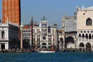 La Piazzetta San Marco dall’isola di San Giorgio, con le due colonne di San Marco e San Todaro, dedicate rispettivamente all'attuale e al primitivo patrono della città. Sullo sfondo la torre dell’orologio.