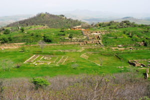 Panorama dell'agorà ellenistica. In primo piano il Macellum di epoca romana e l'abitato della collina est. Sullo sfondo la Cittadella, il sito della Morgantina arcaica