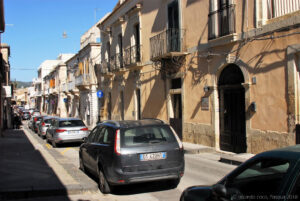 Difficile parcheggiare l’auto, problematico anche fermarsi per scaricare le valige è il prezzo da pagare per una residenza in una via centrale di Noto dove è ubicato “Il Giardino del Barocco” il B&B dove abbiamo soggiornato in Via Giovanni Aurispa, 77