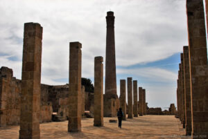 Un degli edifici della tonnara di Vendicari in disfacimento che conserva ancora in buone condizioni la ciminiera