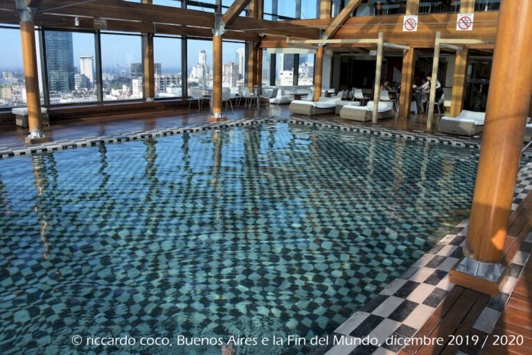La piscina nella terrazza dell’Hotel Panamericano di Buenos Aires.