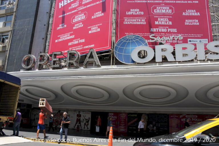 Il Teatro Ópera (ufficialmente Ópera Orbis Seguros per ragioni pubblicitarie) si trova in Avenida Corrientes nella città di Buenos Aires a poca distanza dall'obelisco.