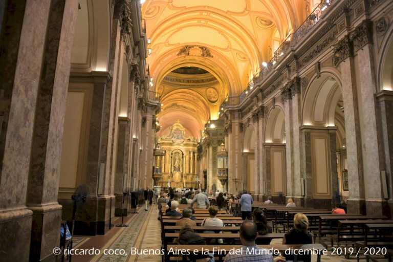L'interno della cattedrale di Buenos Aires è a croce latina, dotata di cinque navate e cappelle laterali.