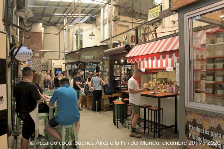 L'interno del mercato di San Telmo presenta una struttura centrale in ferro battuto, lamiera e vetro.