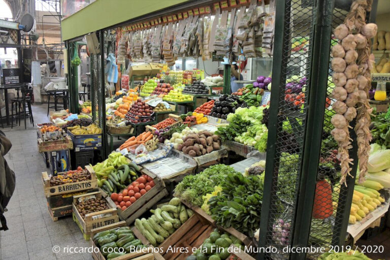 Nella parte centrale del mercato di San Telmo si concentrano la maggior parte delle attività commerciali tradizionali come ortofrutta, macellerie, latterie e negozi d'abbigliamento.