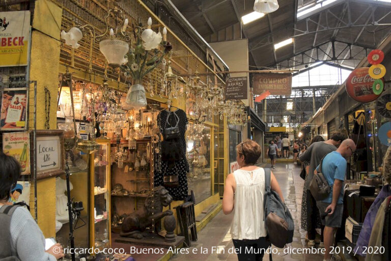 Nelle gallerie laterali del mercato di San Telmo si concentrano la maggior parte dei negozi d'antiquariato, artigianato e souvenir.