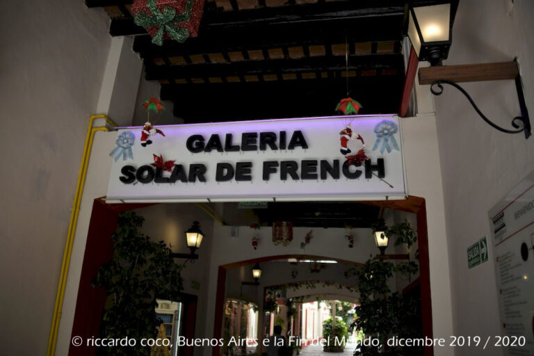 La “Galeria El Solar de French” sempre nel quartiere di San Telmo (Defensa 1066) è una galleria con negozi di abbigliamento, antiquariato, bigiotteria e pelletteria molto ben tenuta, con piante e panchine.