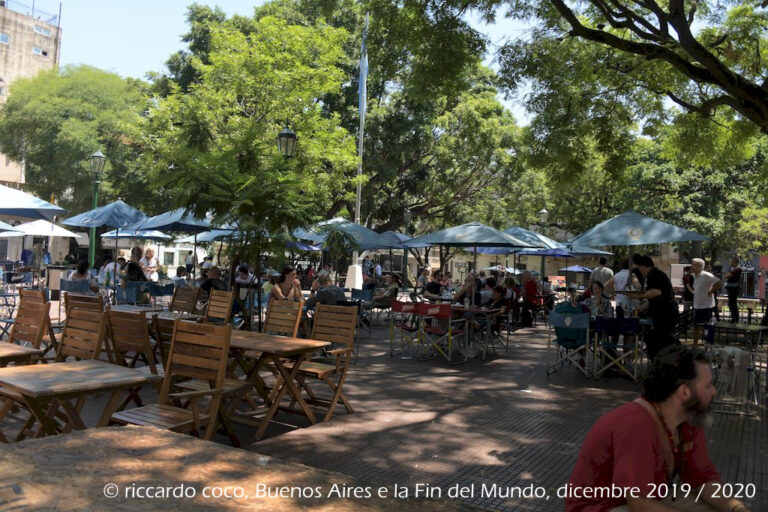 Plaza Dorrego rappresenta il cuore pulsante dello storico quartiere di San Telmo, oltre ad ospitare i banchi della Fiera di San Telmo (in spagnolo Feria de San Telmo), ogni domenica, è uno dei principali punti turistici della capitale argentina. Nella piazza sono stati aperti numerosi bar e ristoranti, oltre a negozi d'artigianato e d'antiquariato. In particolare la domenica, una volta terminata la “feria”, la piazza diventa una milonga a cielo aperto, con esibizioni di tango libere e gratuite.