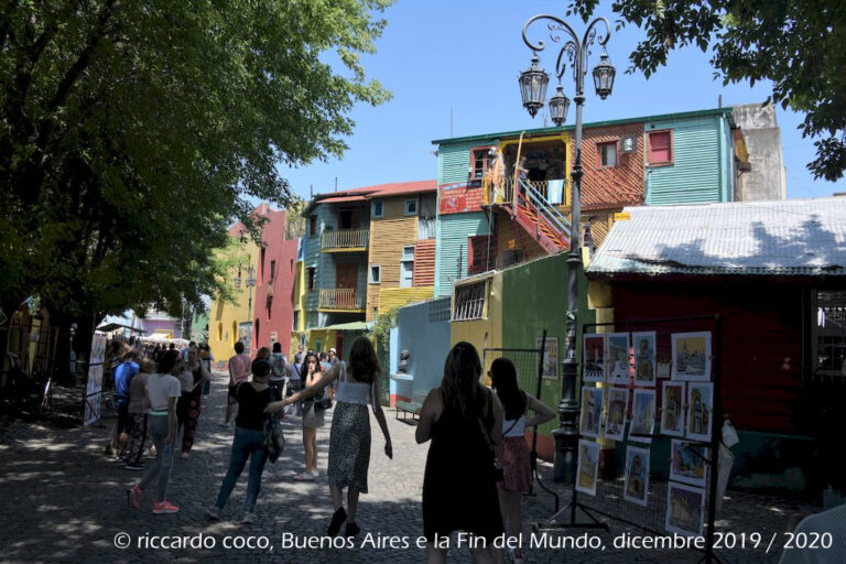 Il "Caminito", è una via con case colorate del barrio “la Boca”. Infatti era consuetudine che gli immigrati dipingessero i frontoni delle casette con le rimanenze di pitture navali usate per le chiatte che transitavano nel fiume Riachuelo. Negli anni questo quartiere è diventato un’attrazione turistica.