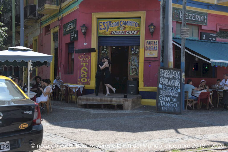 La Boca è il quartiere cittadino più visitato dai turisti di Buenos Aires, anche perché la Boca è molto legata all'immaginario del tango, ballerini (in azione) se ne incontrano ovunque …