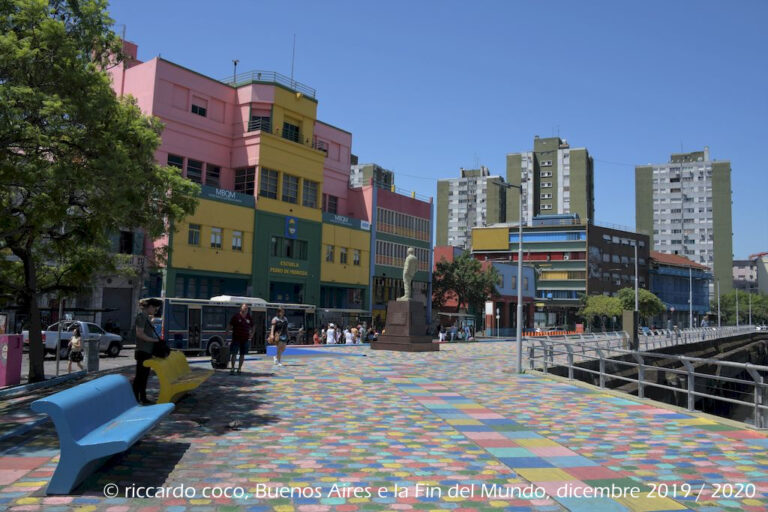 “La Vuelta de Rocha” era originariamente una curva del fiume Riachuelo, che fu rimossa per fare spazio all'attuale specchio d'acqua di fronte al centro del quartiere.
