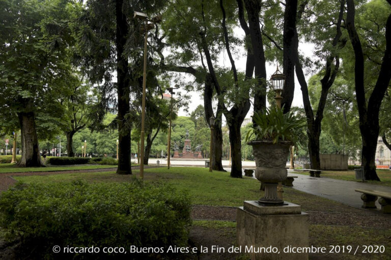 Plaza San Martín è una delle piazze principali di Buenos Aires. È situata nel barrio di Retiro. Sul finire del XIX secolo plaza San Martín fu scelta dalle grandi famiglie dell'aristocrazia cittadina come sede delle loro nuove dimore.