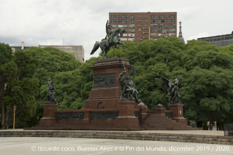 Il monumento al generale San Martín eroe nazionale argentino è un monumento equestre in bronzo che domina la piazza del barrio di Retiro.