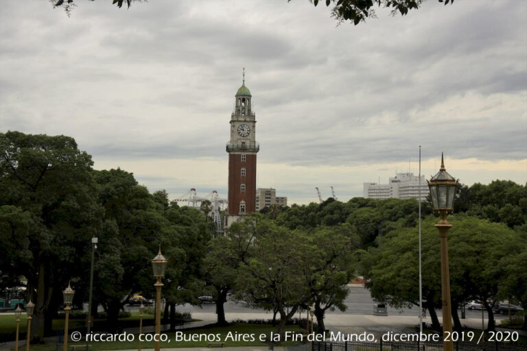 La Torre Monumental o Torre de los Ingleses a NORD-EST verso il Rio della Plata è un monumento di Buenos Aires, nel barrio di Retiro, Fu costruita su iniziativa della comunità britannica residente in Argentina in occasione del centenario della Rivoluzione di Maggio.