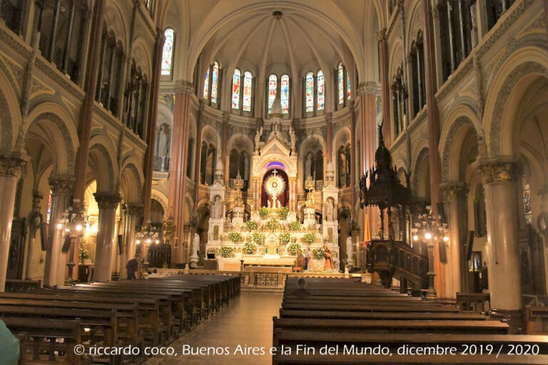 L’interno della Basilica del Santissimo Sacramento è composto da tre navate in stile neogotico. Nella cripta è sepolta Mercedes Castellanos de Anchorena che fece costruire la Basilica.