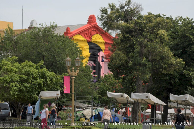 Si intravede il Centro Culturale Recoleta, un centro espositivo per eventi culturali situato nel barrio di Recoleta vicino la Basilica del Pilar e l'ingresso al famoso cimitero di Recoleta vicino a Plaza Francia.