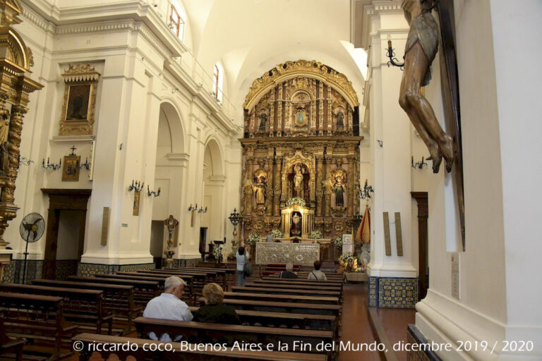 L’interno della chiesa di Nuestra Señora del Pilar è costituito da un'unica navata, spicca la pala dell'altare maggiore, di arte barocca.