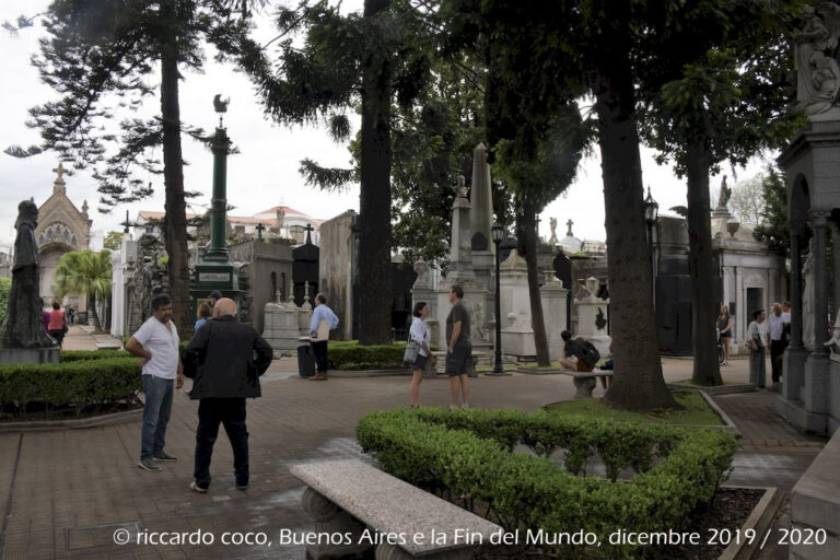 Il cimitero della Recoleta è il più famoso cimitero storico argentino, si trova nel barrio omonimo circondato da giardini che sono un popolare posto d’incontro per i cittadini di Buenos Aires.