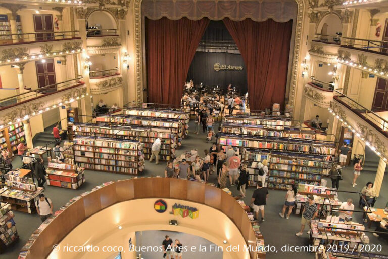 El Ateneo è un antico teatro trasformato in una libreria nel barrio Norte del centro di Buenos Aires. La libreria ha mantenuto intatto il suo antico splendore, con arredi originali e intagli decorati. Anche il palcoscenico è utilizzato come caffetteria e area di lettura come i palchi.
