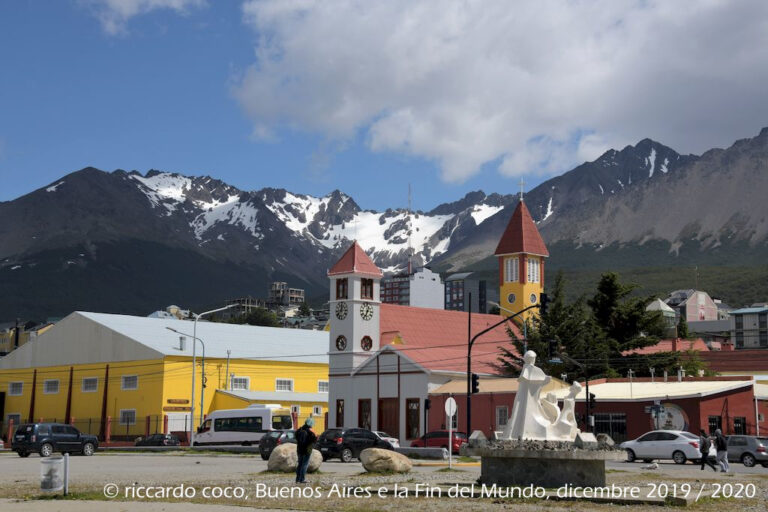 In primo piano la chiesa di Nuestra Señora de la Mercede a Ushuaia, sullo sfondo i monti Martial che circondano la città che offre un paesaggio unico in Argentina con la combinazione di montagne, mare, ghiacciai e boschi. In termini di distanza è più vicina all’Antartide che alla capitale Buenos Aires.