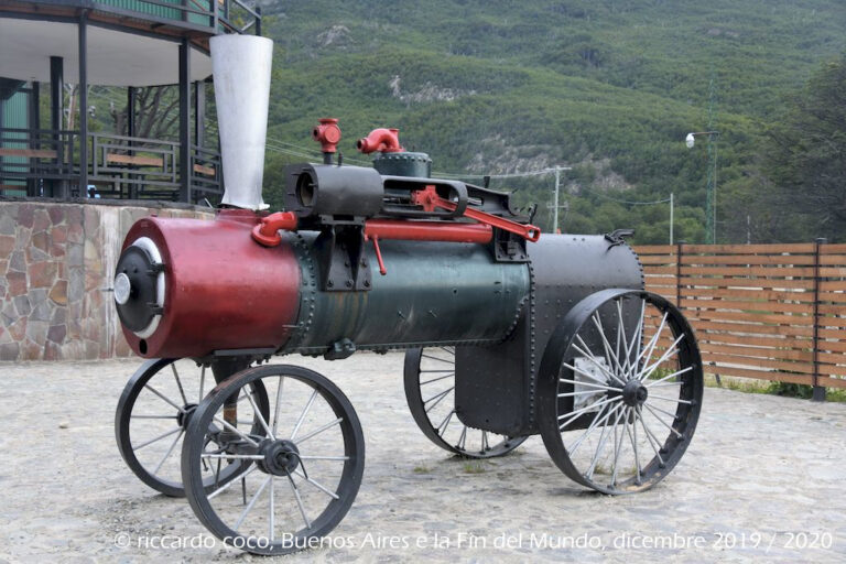 Alla fine del XIX secolo, Ushuaia si sviluppò come una colonia penale e fu costruita una ferrovia su rotaie di legno per agevolare il trasporto di materiali con i carri trainati da buoi, successivamente i binari furono costruiti in ferro ed i carri trainati da locomotive a vapore.
