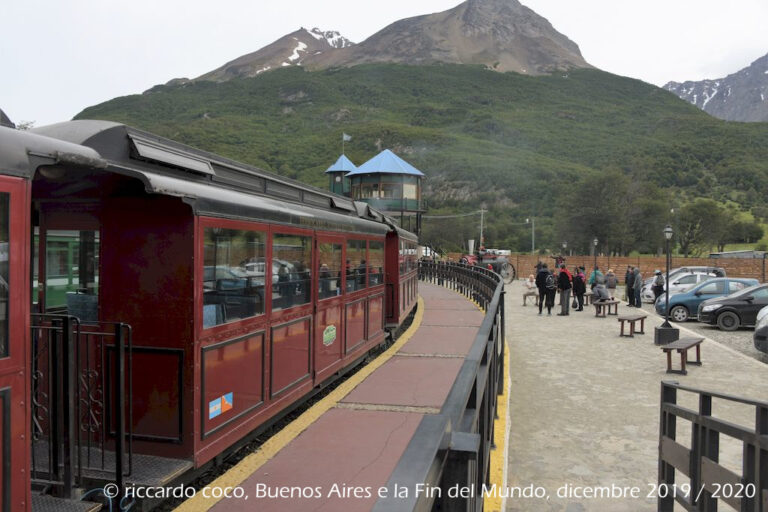 Il Treno della Fine del Mondo pronto a partire dalla stazione. Sullo sfondo, il Cerro Guanaco e Cerro El nene all’interno del Parco nazionale Terra del Fuoco.