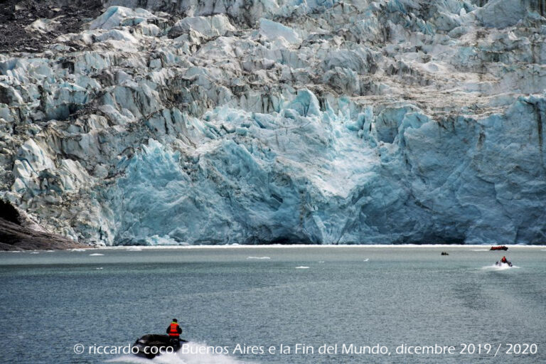 Avvicinamento al ghiacciaio Pia (Cile) lungo il braccio nordest del Canale di Beagle lungo l’omonimo fiordo