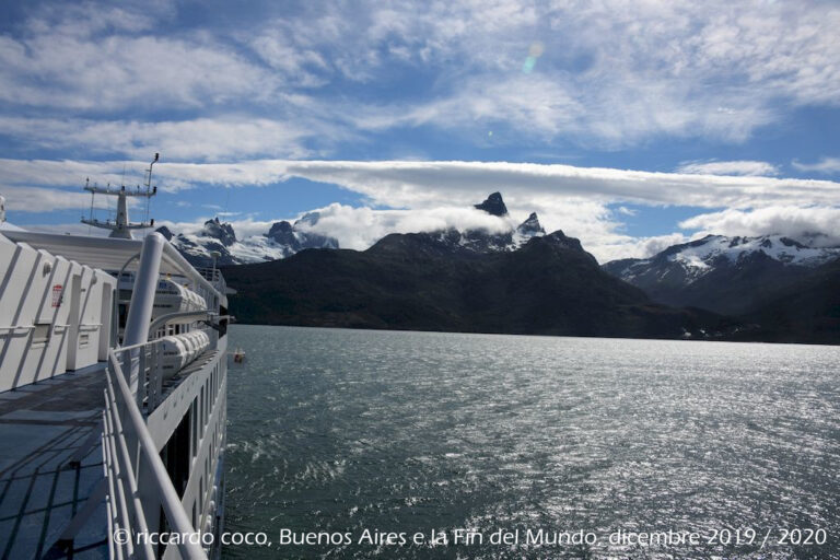 Avvicinamento al ghiacciaio Aguila nel Fiordo Agostini o Seno Agostini in Cile che divide in due la Cordigliera di Darwin. Sullo sfondo il Monte Buckland (a sinistra) con la cima coperta di nuvole. Al centro dell'immagine il Monte Sella.