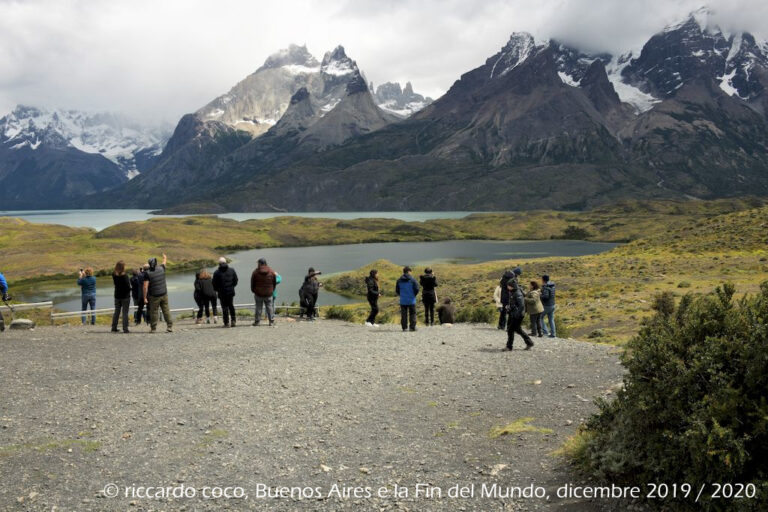 Dal Lago Nordenskjold e il Macizo en Torres del Paine: Il Paine Grande (all’estrema sinistra, tra le nuvole), Los Cuernos (a sinistra), Las Torres del Paine (in fondo al centro) e il cerro Amirante Nieto (a destra)