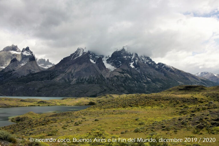 Dal Lago Nordenskjold e il Macizo en Torres del Paine: Los Cuernos (all’estrema sinistra), e il cerro Amirante Nieto (al centro)
