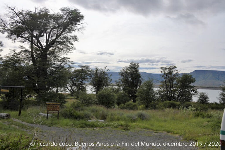 Breve fermata in un punto panoramico (Punto de Apoyo) lungo il tragitto nel Parque Nacional Los Glaciares diretti al Ghiacciaio Perito Moreno (da sud) lungo il “Brazo Rico” del lago Argentino