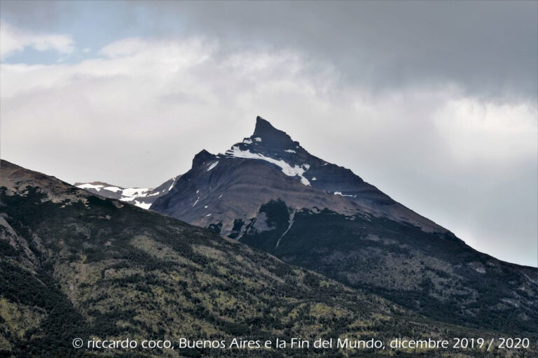 Il Cerro Perito Moreno sovrasta il ghiacciaio. Sede di un’importante stazione sciistica