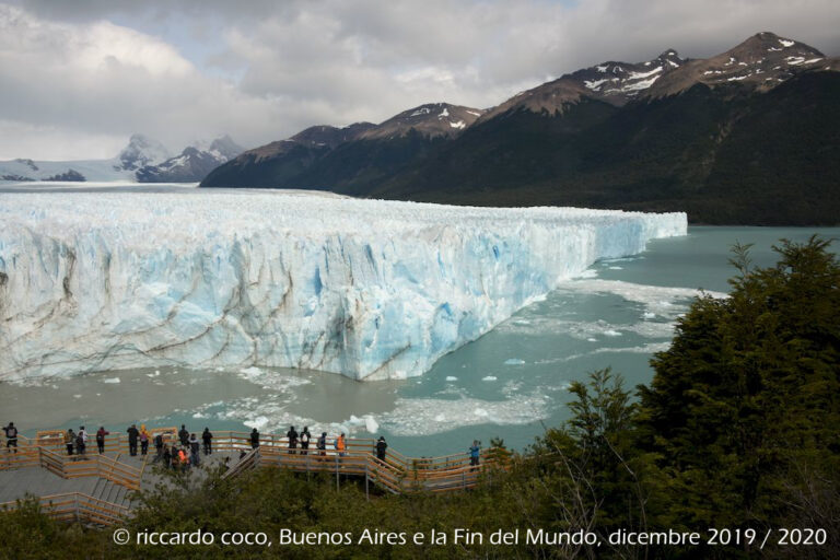 Il fronte del Perito Moreno è formato da una lingua anteriore lunga circa 5 km che si staglia per oltre 60 m sul lago Argentino. Il movimento è dovuto all'esistenza alla base del ghiacciaio di una sorta di cuscino d'acqua che lo tiene staccato dalla roccia che causa un avanzamento del ghiaccio di circa 2 metri al giorno. Quando poi il fronte del Ghiacciaio raggiunge l'altra sponda del lago Argentino, dove si trova una piccola penisola chiamata "Penisola de Magallanes", forma una diga naturale che separa le due metà del lago e il fronte glaciale si trova pressoché equamente diviso a 2,5 km per lato. A causa di questo sbarramento il livello d'acqua della parte del lago chiamata Brazo Rico (sud) può risalire di oltre 30 metri rispetto al livello consueto. L’enorme pressione prodotta finisce per erodere il fronte del ghiacciaio fino a far crollare enormi guglie e blocchi (da Wikipedia).