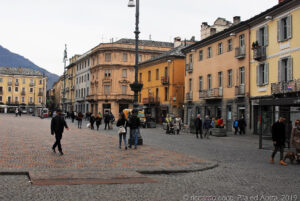 Uno scorcio di piazza Émile Chanoux, la piazza principale di Aosta, sede del municipio