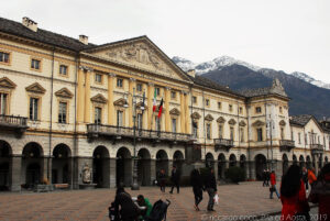 Il prospetto del palazzo del municipio di Aosta a piazza Émile Chanoux