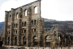 La costruzione del teatro romano di Aosta è da ritenersi avvenuta qualche decennio dopo la fondazione della città, nel 25 a.C.