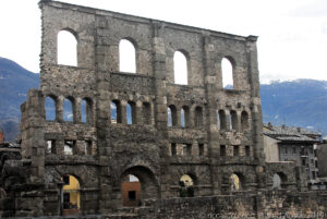 Il teatro romano di Aosta è a tre ordini di finestre