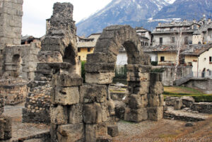Le strutture che sorreggevano la cavea del teatro romano di Aosta