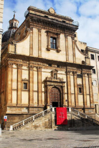 Il prospetto, della chiesa di Santa Caterina è su due ordini divisi da un marcapiano, nell’edicola sul portale un grande stucco di Santa Caterina.