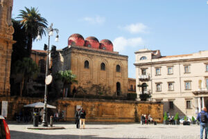 Coesistono sulla piazza Bellini altri monumenti, molto noti, della città di Palermo, San Cataldo di epoca bizantina e arabo – normanna.