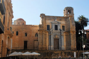 La Martorana, normanna con sovrapposizioni barocche, è l’altro monumento molto noto presente a piazza Bellini.