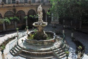 Al centro del cortile del chiostro una fontana con vasche a conchiglia. Sul piedistallo centrale è collocata la statua raffigurante San Domenico, opera realizzata da Ignazio Marabitti.