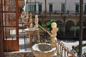 Sul balcone delle celle delle monache, che si affacciano sul chiostro, un piccolo lavacro per le abluzioni quotidiane.