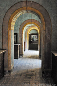 Il percorso lungo i corridoi del convento per raggiungere il tetto della chiesa.