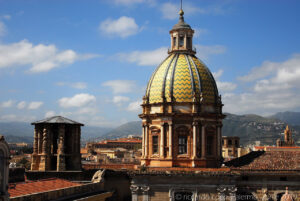 Verso sud Il campanile (a sinistra) e la cupola (a destra) della chiesa dei padri Teatini sulla via Maqueda.