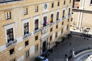 Il prospetto del palazzo Pretorio, noto anche come Palazzo delle Aquile (già denominato Palazzo Senatorio o Palazzo di Città in piazza Pretoria sede di rappresentanza del Comune di Palermo.